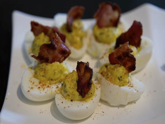 Looking for a quick and healthy appetizer? Try these Deviled Eggs with Greek Yoghurt and Bacon. Yum